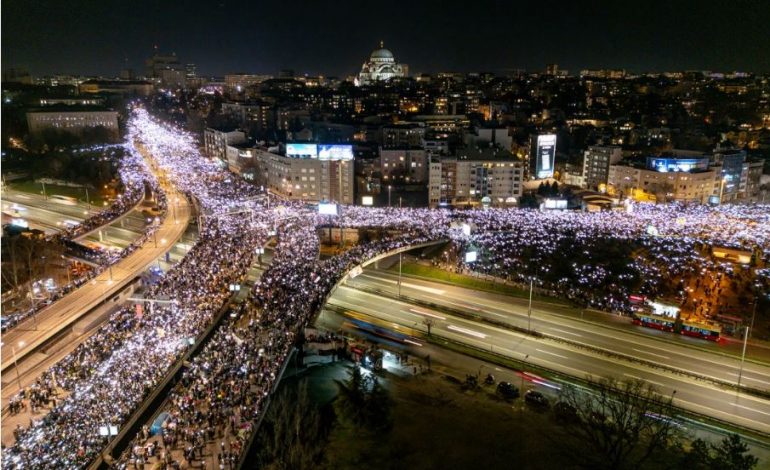 PROTESTAT MASIVE NË SERBI/ Analiza e CNN: Si po rrezikohet rrëzimi i një presidenti të linjës së ashpër nga një tragjedi në stacionin e trenit?