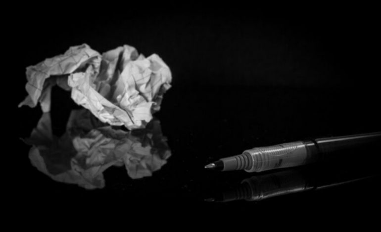 SHKOI 3 HERË NË SHTËPI PËR TË KRYER VETËVRASJE/ Zbardhet LETRA që la pas 17-vjeçarja në Gjirokastër