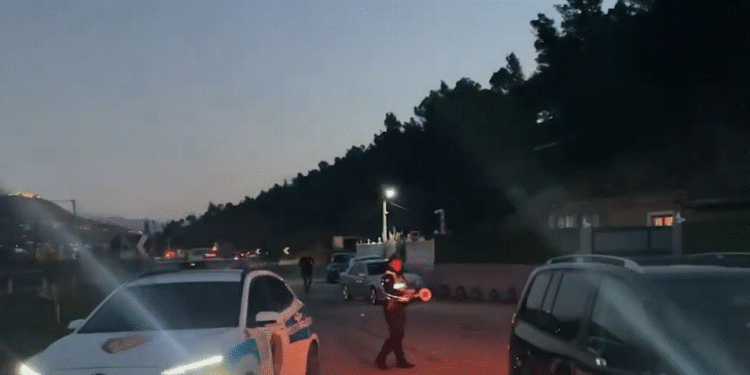 U GJET PA JETË NË AUTOMJET/ 25 vjeçari nuk rezulton i njohur për policinë, shoqërohen familjarët dhe një person tjetër