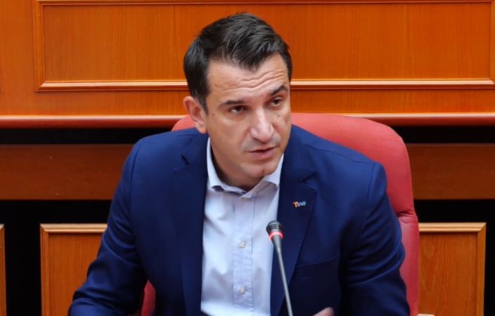 “MË KANË NDALUAR ÇDO KOMUNIKIM E TAKIM”/ Veliaj nga qelia: Më porosisin të zbus gjuhën, se do ta pësoj. Po ç’do më bëjnë më shumë?