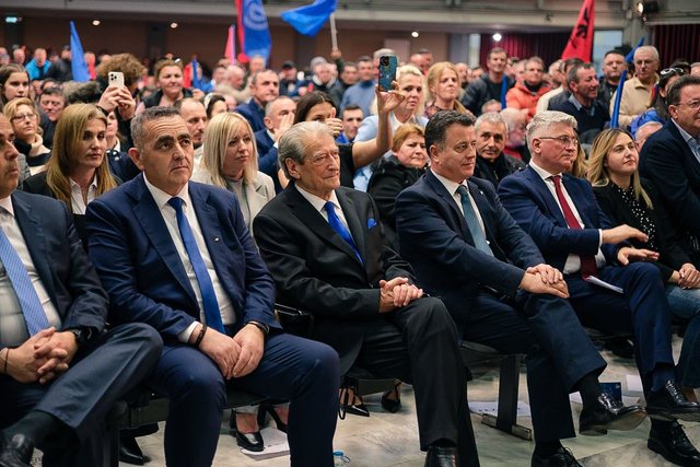 FOTOLAJM/ I pranishëm dhe Beleri! Takimi i PD me shqiptarët në Athinë, çfarë nuk u pa nga salla?