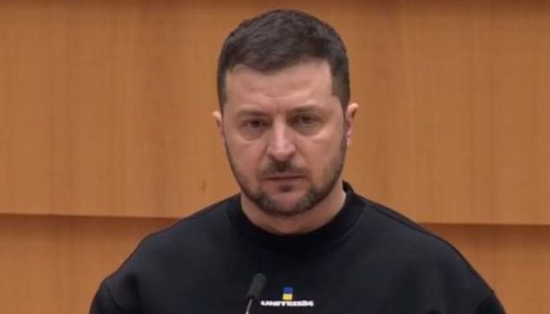 LUFTA NË UKRAINË/ Presidenti Zelensky zëvendëson kreun e ushtrisë