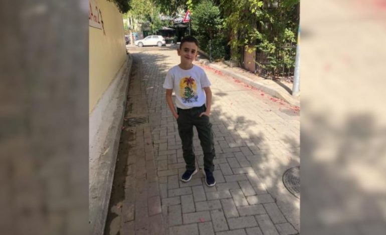ALARMOHEN FAMILARËT/ Zhduket 7-vjeçari në Elbasan! Doli nga shkolla dhe nuk shkoi në shtëpi, kërkojnë ndihmë për ta gjetur
