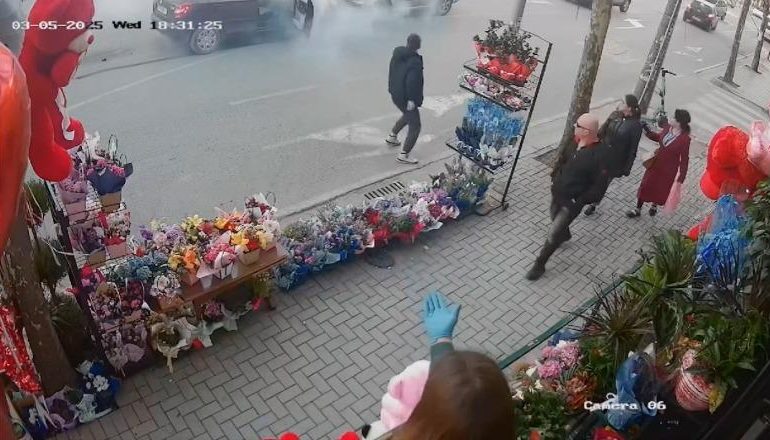 VIDEOLAJM/ Shoferi humb ndjenjat, i riu hero futet në makinë dhe shmang aksidentin