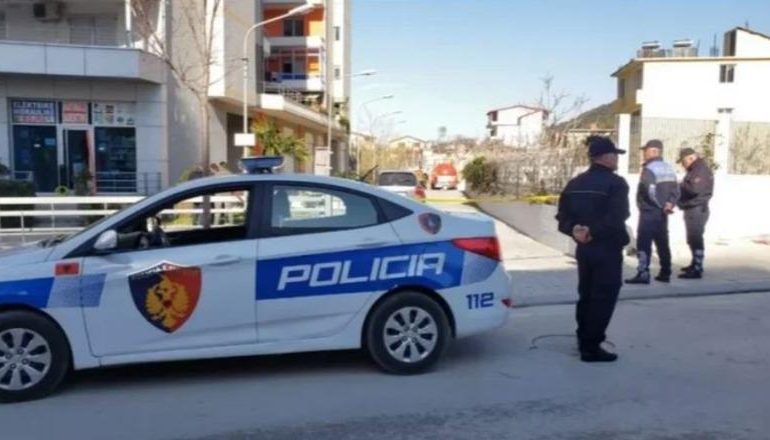 E PËSON KEQ 20-VJEÇARI ME 2 TË MITURIT/ I vodhën çantën me para dhe sende personale një klienti në një berberhane, policia…