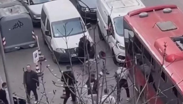 PAMJET/ Plas sherri mes gjimnazistëve te ‘Sami Frashëri’, të rinjtë gjuajnë njëri-tjetrin me konat e parkimit