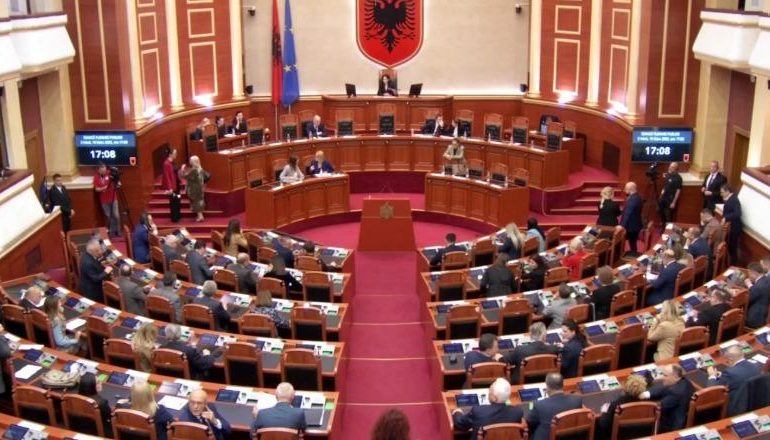 NIS SEANCA NË KUVEND/ Berisha: Atë e përzuri Rilindja! Replikon Balla: Po bëni politikë me vdekjen