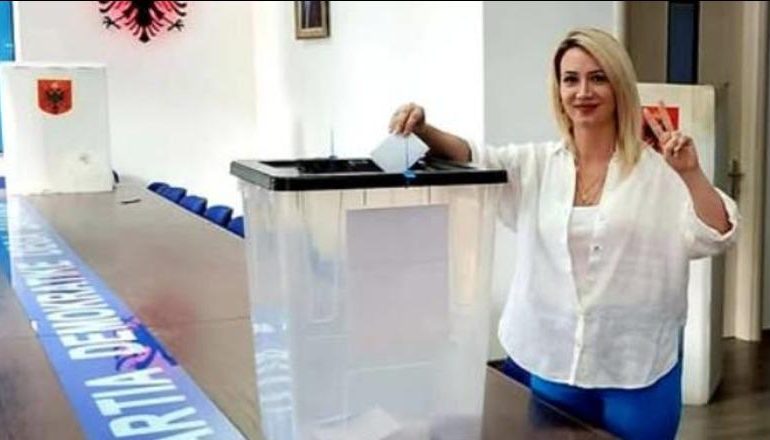U ZËVËNDËSUA ME VANGJEL DULEN/ Tërhiqet nga kandidimi në listat e hapura në qarkun e Vlorës kryetarja e degës së Sarandës
