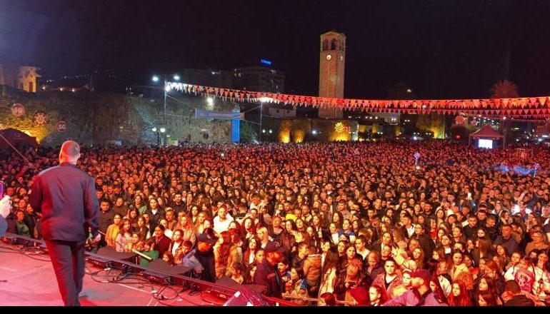 ELBASANI MIRËPRET DITËN E VERËS/ Qindra qytetarë në shesh për të festuar