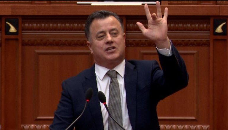 VIDEOLAJM/ Flamur Noka nxjerr në Kuvend gishtin e mesit