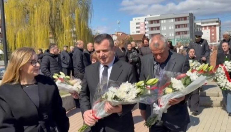 CEREMONIA MORTORE E BABAIT TË HASHIM THAÇIT/ Balla, Ruçi dhe Malaj bëjnë homazhe dhe vendosin lule