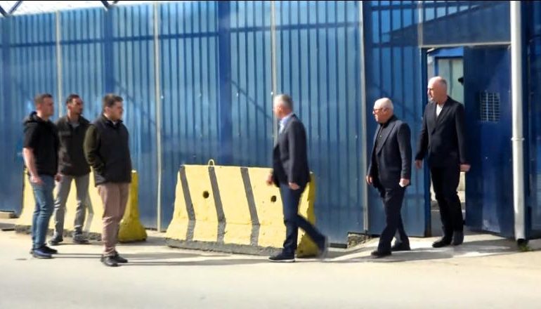 NJË DITË MË PARË VIZITOI VARRIN E TË ATIT/ Hashim Thaçi takohet me familjarët në zyrat e EULEX-it në Kosovë