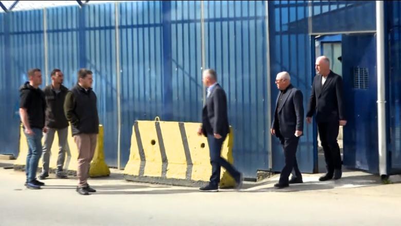 NJË DITË MË PARË VIZITOI VARRIN E TË ATIT/ Hashim Thaçi takohet me familjarët në zyrat e EULEX-it në Kosovë