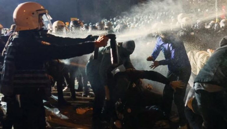 TURQI/ Protestuesit kritikojnë Erdoganin teksa përshkallëzohet shtypja