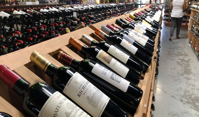 LUFTA TREGTARE PËRSHKALLËZOHET/ Trump kërcënon evropianët me tarifa 200% për alkoolin