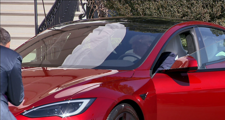 “UA, KJO ËSHTË E BUKUR”/ Trump blen një makinë Tesla, Musk nuk i kursen batutat: Shërbimi sekret do të pësojë infarkt