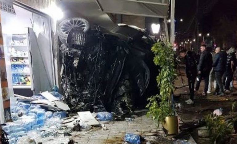 AKSIDENT I RËNDË NË KAMËZ/ Makina del nga rruga dhe përplaset me disa biznese, shoferi…