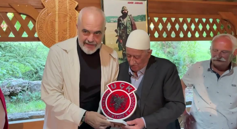 “GJYKATË E TURPSHME”/ Specialja i ndaloi Hashim Thaçit të shkojë në varrimin e babait, Rama reagon ashpër