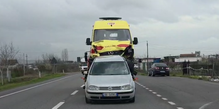 SHKAKTOI AKSIDENTIN ME VDEKJE/ Arrestohet shoferi i ambulancës së spitalit të Koplikut