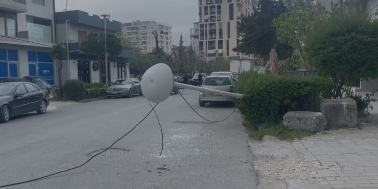 MOTI I KEQ NË VLORË/ Probleme me energjinë në shumë fshatra, rrëzohen pemë e shtylla elektrike