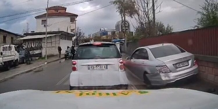 PAMJET/ Aksident i rëndë në Tiranë, momenti kur një mjet me shpejtësi përplas 4 makina dhe motorin