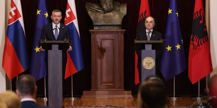 MOSNJOHJA E KOSOVËS/ Presidenti sllovak nga Tirana: Shqiptarët i kemi miq, por vendimi është diplomatik