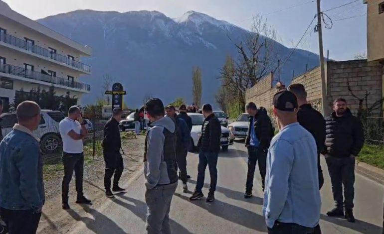 PROTESTË NË KUKËS/ Banorët bllokojnë rrugën nacionale për sigurinë e jetës, kërkojnë masa pas aksidenteve të shumta