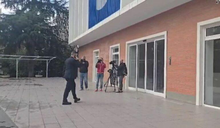 NEGOCIATAT ME ALEATËT/ Tedi Blushi në selinë e PD, mesnata afati i fundit për dorëzimin e koalicioneve në KQZ