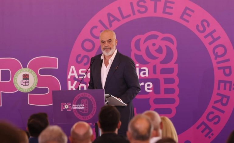 ZGJEDHJET E 11 MAJIT/ Rama mbledh qeverinë dhe kryesinë e PS në Pallatin e Brigadave