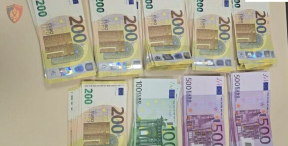 E PZAKONTË NË DURRËS/ Çifti irlandez gjen mbi 41 mijë Euro pranë supermarketit
