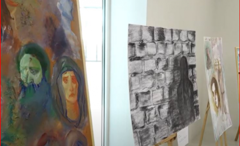 “ZËRAT E KUJTESËS”/ Rrëfimet e së shkuarës në art, ekspozita me vepra nga nxënësit e “Jan Kukuzelit”