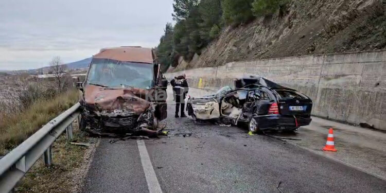 TRAGJIKE/ Furgoni përplaset me makinën në Elbasan, dy të vdekur dhe pesë të plagosur