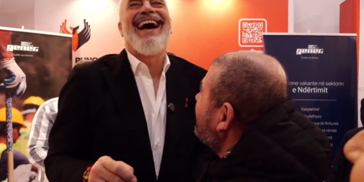 “MARR 100 EURO DITA, NUK PAGUAJ…”/ Rama shkrihet së qeshuri me emigrantin