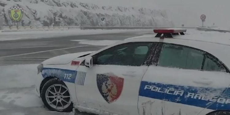 MARSI RIKTHEN TEMPERATURAT E FTOHTA/ Reshjet e dëborës “pushtojnë” veriun e vendit