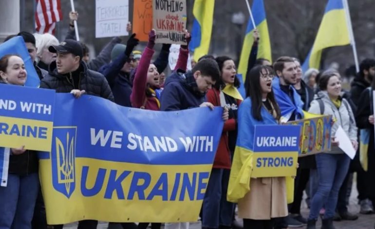 PËRPLASJA TRUMP-ZELENSKY/ Shpërthejnë protestat pro Ukrainës në SHBA
