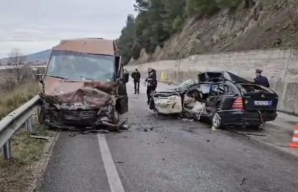 AKSIDENTI KU HUMBËN JETËN NËNË E BIR/ Rëndohet gjendja e tre të plagosurve