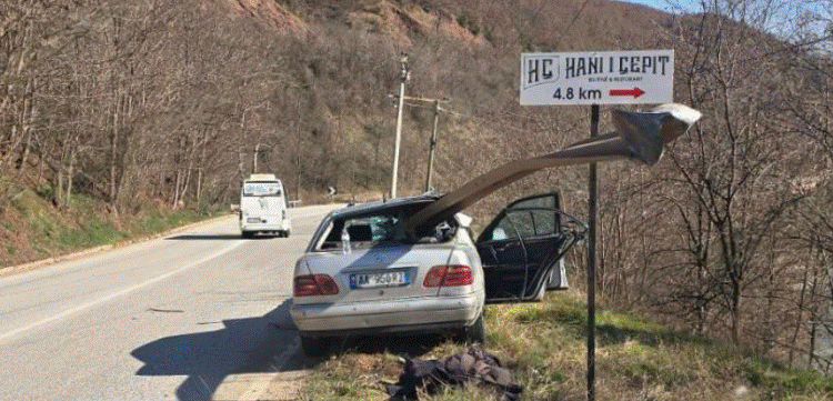 AKSIDENT I FRIKSHËM NË LIBRAZHD/ Makina del nga rruga dhe përplaset me trafikndarësen! Mbrojtësja metalike futet mes për mes mjetit