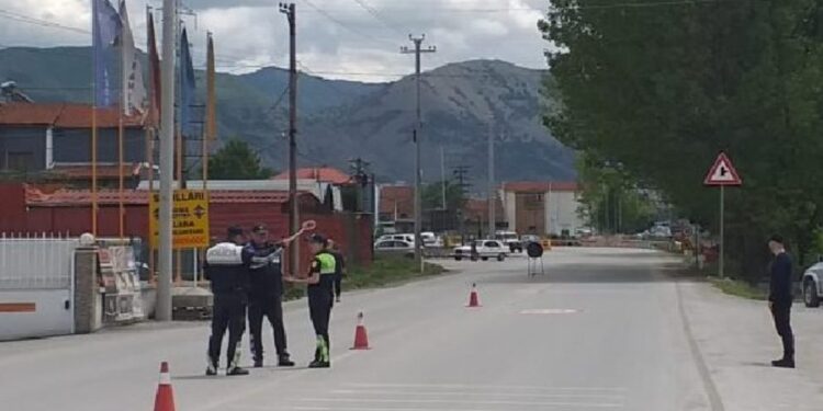 OFICERI I POLICISË PËRPLAS ME MAKINË NJË PERSON/ Largohet menjëherë nga vendngjarja