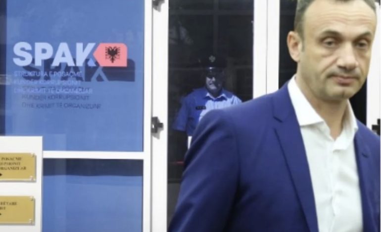 I KËRKUAR PËR DOSJEN “TOYOTA”/ Vetëdorëzohet në polici avokati Radovan Çela