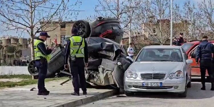 PAMJET E FRIKSHME/ Porsche ‘fluturon’ nga rruga, aksidenton 5 makina të tjera! Njëra përmbyset, tjetra shkatërrohet plotësisht