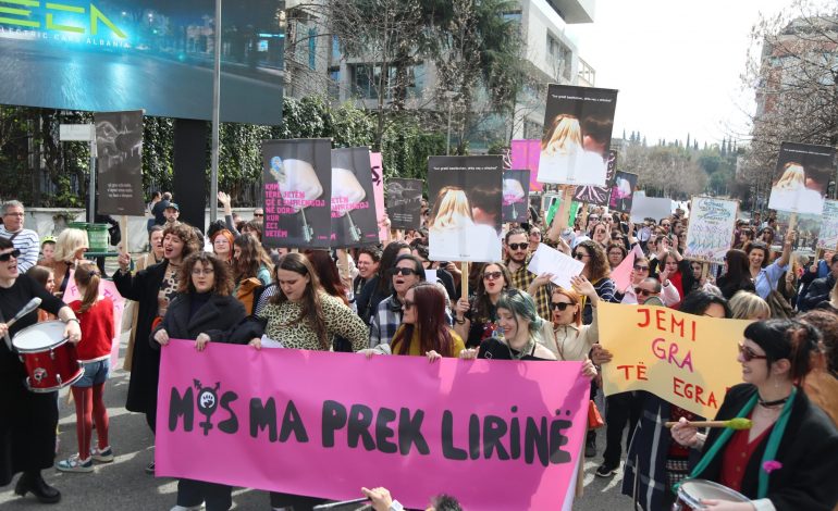 MARSHIM PROTESTE PËR 8 MARS NË TIRANË/ Thirrje ndaj institucioneve: Mos ma prek lirinë