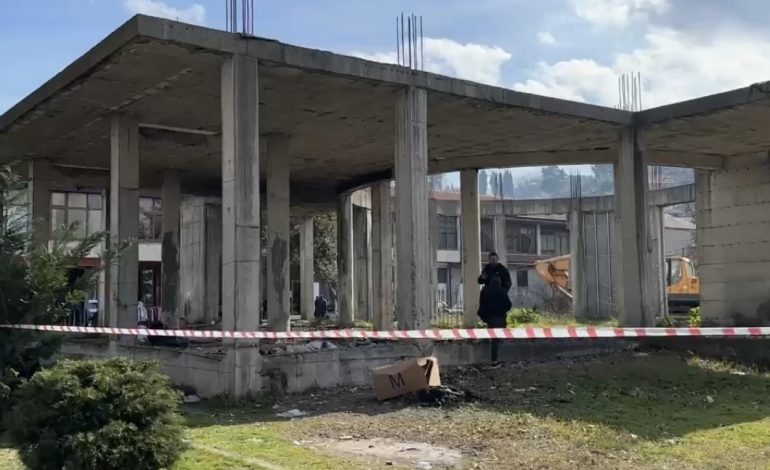 AKSION PËR NDËRTIMET PA LEJE NË HYRJE TË SHKODRËS/ IKMT nis nga puna për rrafshimin e tyre