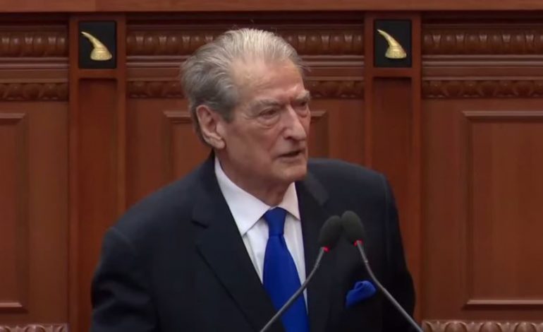 “PYETENI O SHEF, PSE NUK E PËRMEND MË NON GRATËN?” Berisha kërkon Ramën në parlament: Shkon në parkun zoologjik e jeton me…