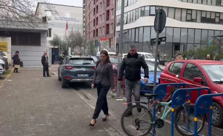 NËN MASËN “DETYRIM PARAQITJE”/ Ajola Xoxa mbërrin në SPAK
