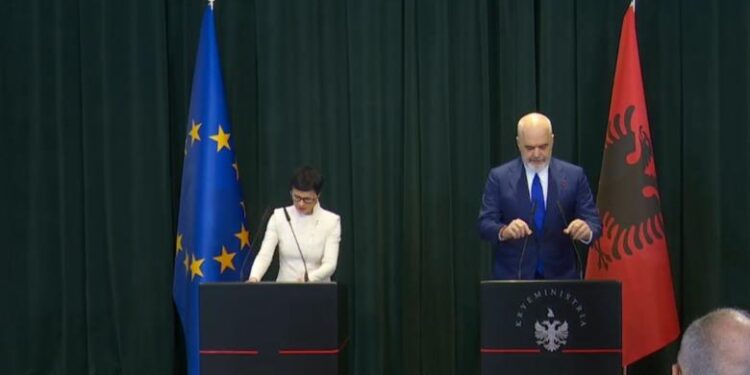 KOFERENCË PËR SHTYP ME KOMISIONEREN E BE/ Rama: Rruga jonë e vetme është Europa, brenda 2027 mbyllim negociatat