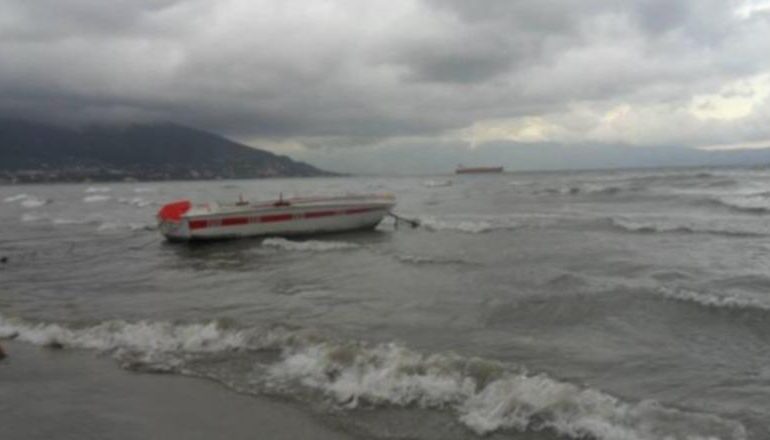 MOTI I KEQ NË VLORË/ Pezullohen për 3 ditë lundrimet e mjeteve të vogla dhe anijeve të peshkimit! Tragetet vijojnë normalisht