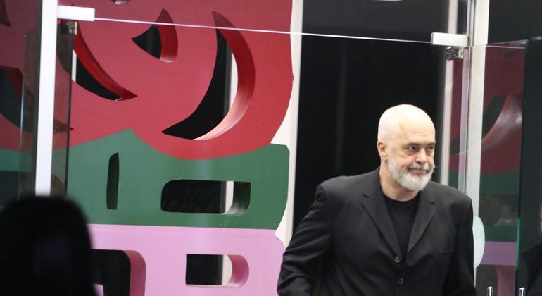11 MAJI/ Nga Iris Luarasi, tek vajza e Agron Çelës dhe thyerja e ‘rregullit’ në Elbasan: Risitë e listës së PS