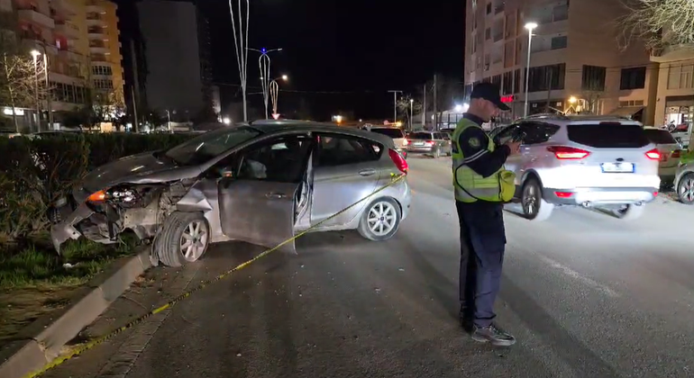 AKSIDENT I RËNDË NË VLORË/ ML-ja e zezë nuk i ndalon Policisë dhe godet 2 makina