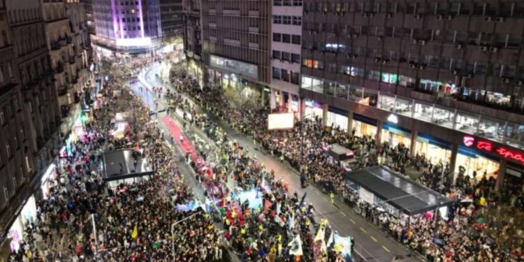 STUDENTËT RRETHOJNË VUÇIÇ/ Beogradi nën ethet e protestës, mijëra persona mbërrijnë në kryeqytet