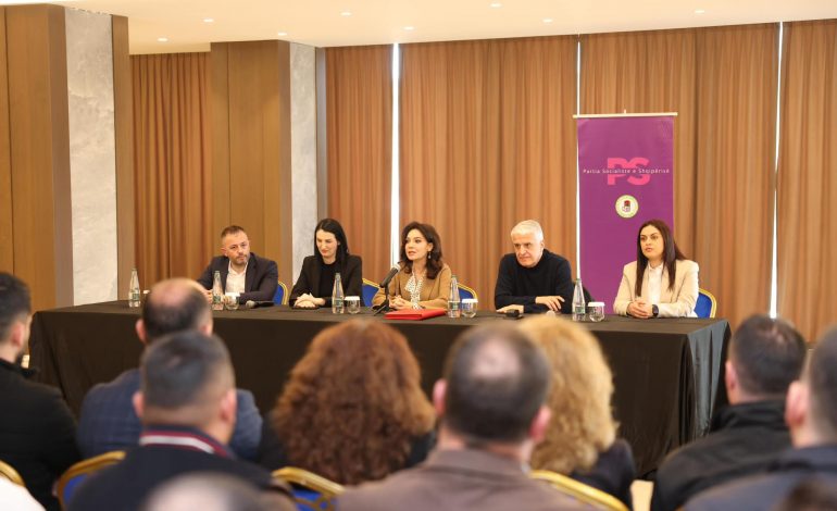 “EKIP FANTASTIK”/ Elisa Spiropali prezanton kandidatët e PS për deputetë në Kavajë dhe Rrogozhinë